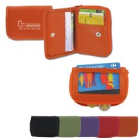 Porte-monnaie personnalisé en simili cuir haut de gamme avec compartiment à fermeture eclair et rangements carte de crédit, fermeture par bouton pression. Porte-monnaie publicitaire noir, violet, vert, orange, rouge